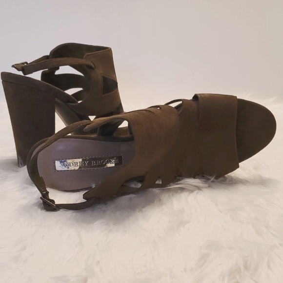 Audrey Brooke Viv Olive Green Suede Cut Out Sandal Sling Back Block Heel Size 10 - Picture 7 of 7